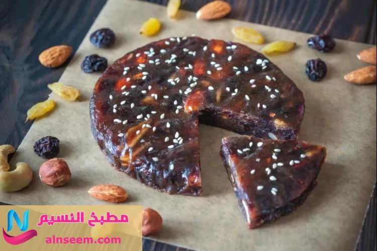 طريقة عمل كيكة التمر بالقشطة والجوز